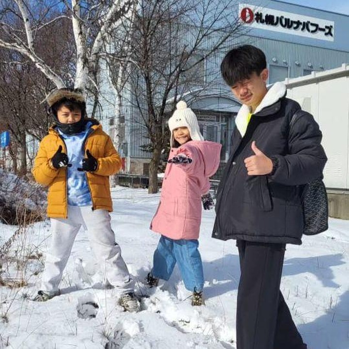 <p>Hal itu diungkap Tika ketika menemani anak-anak bermain salju. "Liburan sekolah enggak ke mana-mana. Sekarang diganti ke sini ya liburannya," tulis Tika, dikutip dari laman <em>Instagram@tika_ramlan,</em> Jumat (31/1/2025). (Foto: Instagram@tika_ramlan)</p>