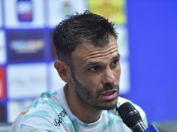 Jadi Korban Pelemparan, Tyrone del Pino Sedih Sepakbola Diwarnai Kericuhan