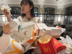YouTuber Ini Mukbang 10 Burger di Gerai McDonalds Tercantik Dunia