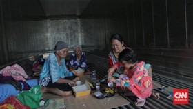 FOTO: Puluhan Korban Banjir Rorotan Masih Mengungsi di Kontainer