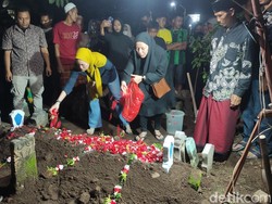 Tangis Keluarga di Pemakaman Naviri Arimbi Siswi SMAN 1 Porong Sidoarjo