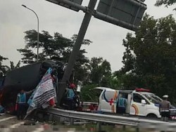 Bus Tabrak Tiang Penunjuk Arah Exit Tol Purwodadi, Sopir Meninggal