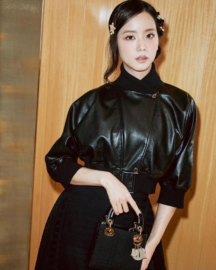 Artis Korea yang sudah genap berusia 30 tahun pada 3 Januari 2025 lalu ini tampil bersinar meski mengenakan pakaian serba hitam. Tak pernah mengecewakan, gaya anggun global ambassador Dior itu pun kembali mencuri atensi./ Foto: instagram.com/sooyaaa__