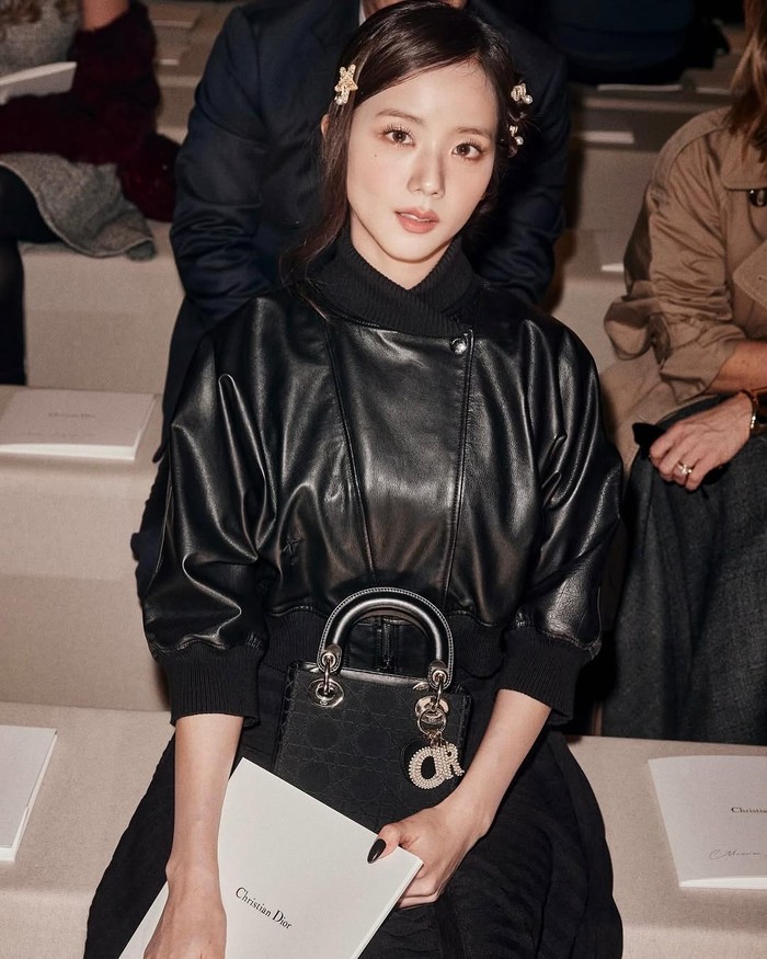 Diundang ke peragaan busana Dior Couture Spring-Summer 2025, Jisoo BLACKPINK melihat langsung koleksi terbaru produsen barang mewah asal Prancis tersebut yang dirancang oleh Maria Grazia Chiuri dari barisan depan./ Foto: instagram.com/sooyaaa__