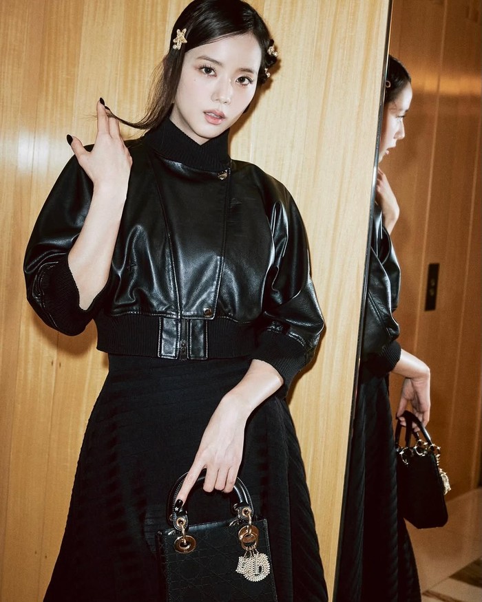 Kembali buktikan ketenaran dan pengaruhnya yang besar, tagar dan tagline yang mengandung namanya, yakni JISOO DIOR COUTURE MUSE dan #JISOOxDiorCoutureSS25, menjadi trending di media sosial X (sebelumnya Twitter)./ Foto: instagram.com/sooyaaa__