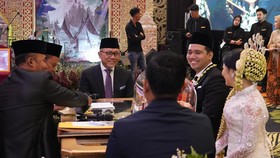 Menko Zulhas Jadi Saksi Pernikahan Frans Faisal dan Indah Tri
