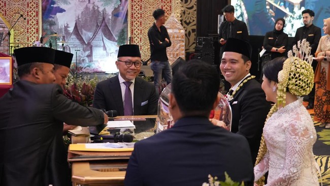 Menteri Koordinator Bidang Pangan Zulkifli Hasan menjadi saksi pernikahan Frans Faisal dengan Indah Tri Pertiwi yang digelar di Grand Slipi Tower, Jakarta Barat