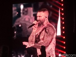 Adam Levine Buka Baju dan Pamer Tato, Bikin Penggemar Histeris