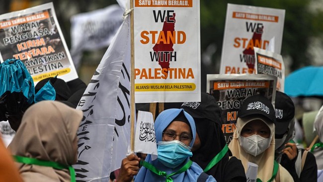 FOTO: Lautan Massa Aksi Bela Palestina di Taman Apsari Surabaya