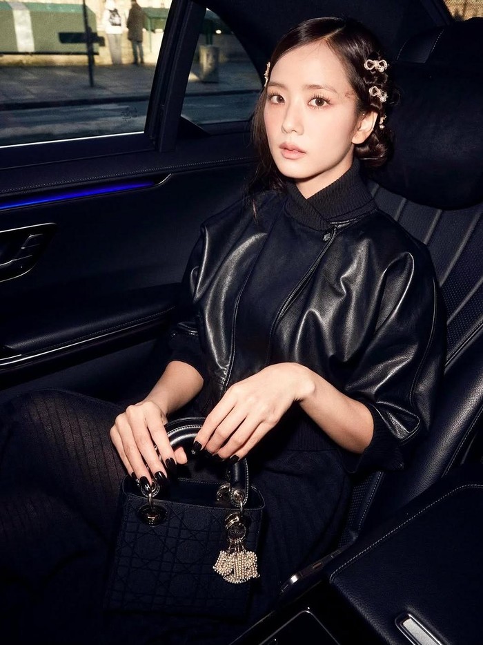 Paris Haute Couture Week Spring/Summer 2025 yang telah sukses digelar pada 27-30 Januari 2025 lalu menampilkan rangkaian koleksi terbaru dari sederet brand fashion ternama, salah satunya Dior./ Foto: instagram.com/sooyaaa__