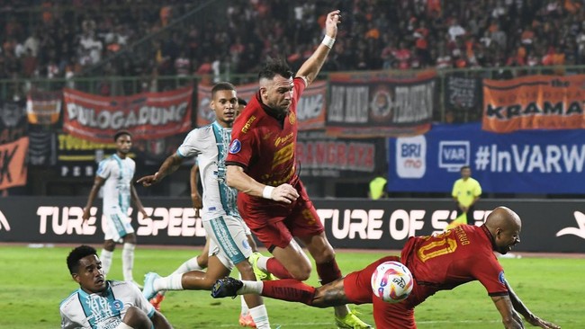 Persija Jakarta harus puas bermain imbang 2-2 melawan 10 pemain PSBS Biak pada pekan ke-21 Liga 1.