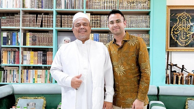 Utusan Khusus Presiden Bidang Generasi Muda dan Pekerja Seni Raffi Ahmad bertemu dengan mantan pentolan Front Pembela Islam (FPI) Rizieq Shihab.
