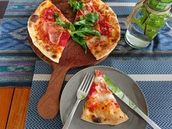 Menikmati Pizza di DTW Tanah Lot, Bisa Makan Sambil Lihat Sunset