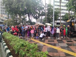 Ada Bagi-bagi Makan Gratis di Area CFD, Antrean Warga Mengular