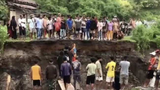 Banjir bandang merusak sejumlah jembatan penting hingga berakibat terputusnya jalur penghubung Kota Bima-Ambalawi dan Wera-Ambalawi.