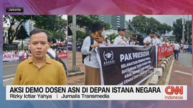 VIDEO: Aksi Demo Dosen ASN di Depan Istana Negara