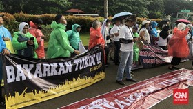 Diguyur Gerimis, Ratusan Dosen ASN Gelar Aksi Tuntut Pembayaran Tukin