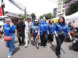 Annisa Pohan-Srikandi Demokrat Beri Bantuan untuk Korban Kebakaran Kemayoran