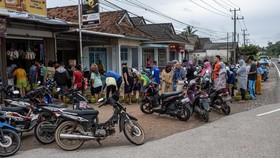 Antrean Panjang Warga di Agen Usai Bahlil Larang Warung Jual LPG 3 Kg