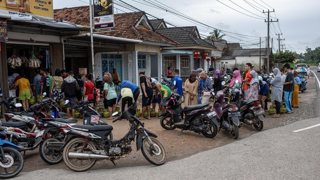 Antrean panjang warga beli LPG 3 kg di pangkalan terjadi di beberapa tempat usai pengecer dilarang jualan. Ada sebagian warung yang masih dapat gas melon.