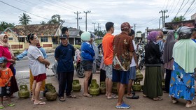 VIDEO: Dulu Warga Antre Minyak, Kini Harus Antre Gas Melon