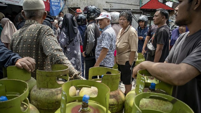 Wakil Ketua DPR Sufmi Dasco mengungkapkan Prabowo telah memerintahkan Kementerian ESDM kembali membolehkan penjualan state elpiji 3 kg di pengecer.