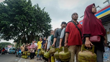 FOTO: Wajah Warga Antre Berburu LPG 3 Kg di Sejumlah Daerah