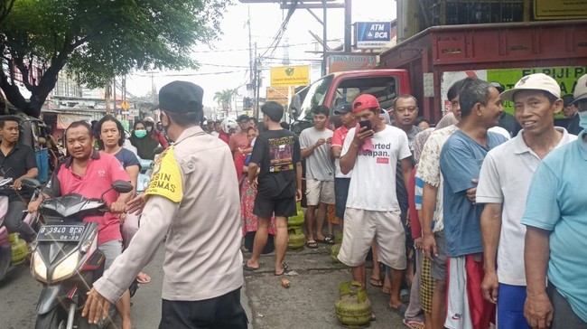 Antrean warga membeli state LPG 3 kg di Jalan Pahlawan, Rempoa, Tangerang Selatan memicu kemacetan arus lalu lintas pada Senin (3/2) pagi.