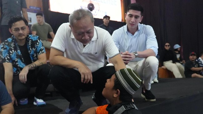 Ketua Umum PAN, Zulkifli Hasan, membuat netizen terharu dengan membantu seorang anak difabel untuk mengembangkan kreatifitas.