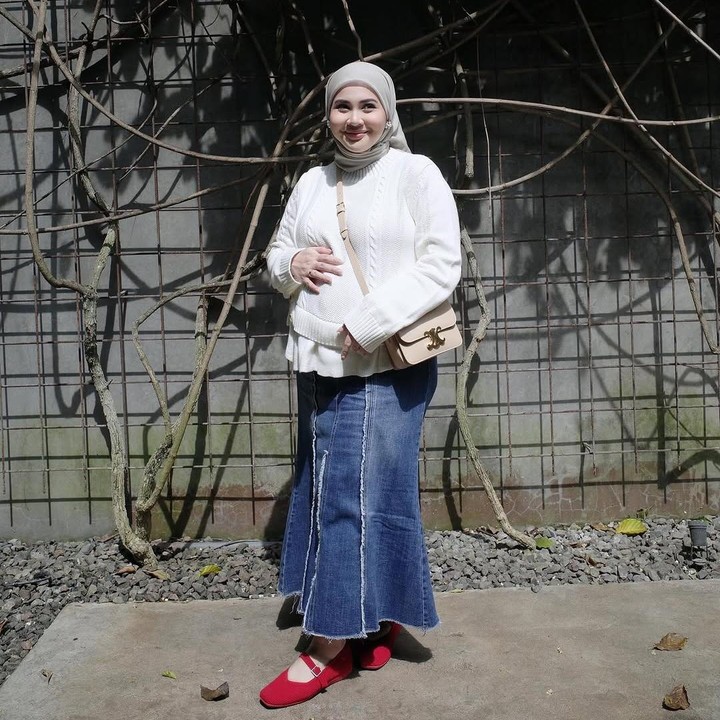 <p>Bunda Seleb lain yang juga tengah hamil anak ketiga adalah Kesha Ratuliu. Perempuan 26 tahun ini punya gaya andalan yang modis selama hamil. Salah satunya adalah memadukan <em>sweater</em> dengan rok panjang jeans. "Gaya andalan selama hamil," tulisnya dalam unggahan di foto ini. (Foto: Instagram @kesharatuliu05)</p>