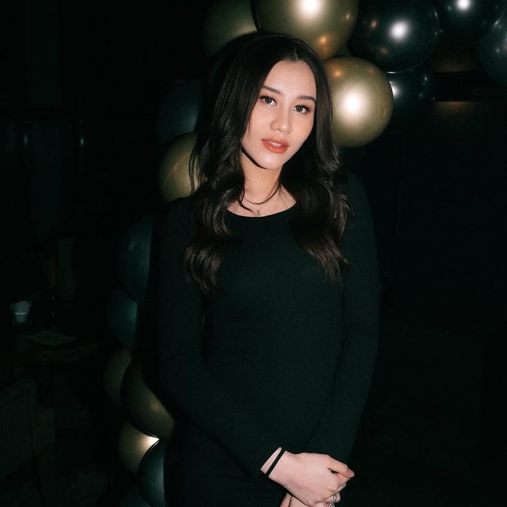 <p>Aktris dan penyanyi Aaliyah Massaid tengah hamil anak pertama, Bunda. Baru-baru ini, Aaliyah memamerkan <em>baby bump</em> kehamilannya yang dibalut <em>dress</em> cantik berwarna hitam di perayaan ulang tahun suaminya, Thariq Halilintar. Gayanya yang modis di kehamilan pertama ini banyak menuai pujian dari netizen. "Masyaallah bumil cntik cntiik bgt," tulis akun @al***. (Foto: Instagram @aaliyah.massaid)</p>