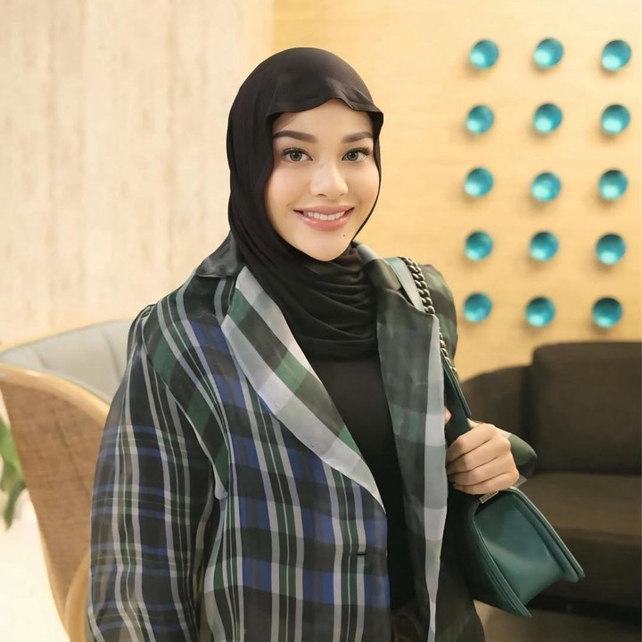 <p>Aurel Hermansyah mengalami keguguran di usia kehamilan lima minggu saat mengandung anak pertamanya di tahun 2021. Hanya beberapa bulan setelah keguguran, Aurel kembali positif hamil dan melahirkan putri pertamanya Ameena pada 22 Februari 2022. Putri penyanyi Krisdayanti ini lalu dikaruniai kembali anak kedua yang bernama Azura pada 11 November 2023. (Foto: Instagram @aurelie.hermansyah)</p>