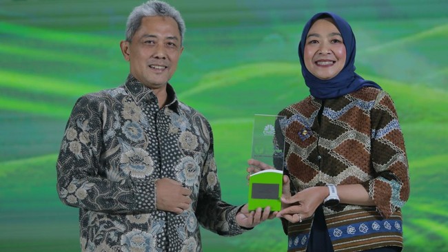 Danone Indonesia meraih penghargaan Environmental, Social, and Governance (ESG) Rating 2025 dari CNBC Indonesia dalam ajang Sustainability Forum 2025.