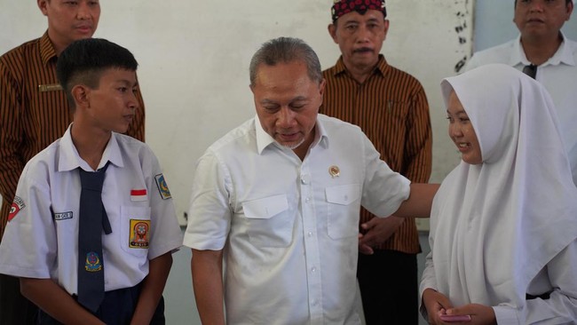 Menko Pangan, Zulkifli Hasan, membantu siswa kurang mampu dan yatim piatu SMPN 2 Rogojampi, Banyuwangi, menggunakan gaji pokoknya.