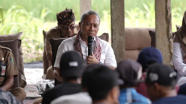Menko Pangan Zulhas menegaska harga gabah petani paling murah Rp6.500, dan mengancam akan memecat pejabat yang masih berani membeli di bawah harga tersebut.