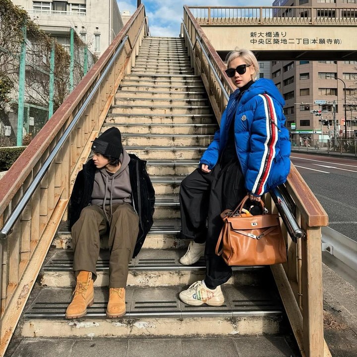 <p>Di foto lainnya, BCL dan Noah mengenakan pakaian modis yang menyesuaikan cuaca musim dingin di sana. BCL terlihat <em>stylish</em> memakai jaket tebal biru dengan pakaian hitam dan tas kulit cokelat. Sedangkan Noah mengenakan pakaian <em>casual</em> <em>hoodie</em> abu-abu dengan jaket hitam dan celana berwarna army. (Foto: Instagram @itsmebcl)</p>