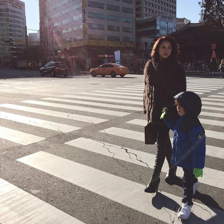 <p>Melalui unggahan di Instagram, BCL membagikan potret saat <em>quality time</em> bersama Noah. Perempuan 41 tahun ini juga membagikan <em>throwback</em> fotonya bersama sang putra yang 10 tahun lalu diambil di jalanan kota Seoul. (Foto: Instagram @itsmebcl)</p>