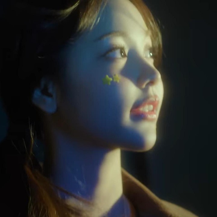 <p>Carmen adalah gadis asal Bali yang lahir pada 28 Maret 2006. Bukan hanya parasnya yang cantik, ia memiliki berbagai bakat yang mengagumkan, seperti menyanyi, rap, dan bermain piano. (Foto: YouTube SMTOWN)</p>