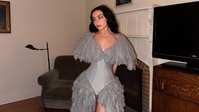 5 Busana Terbaik di Grammy Awards 2025, Sabrina Carpenter Bak Tokoh Film Klasik!