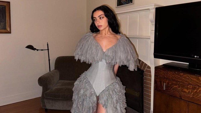 img-title 5 Busana Terbaik di Grammy Awards 2025, Sabrina Carpenter Bak Tokoh Film Klasik!