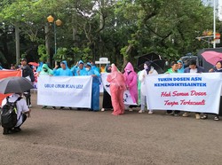Pakai Payung dan Jas Hujan, Aliansi Dosen ASN Demo Tuntut Tukin Cair