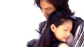 Jerry Yan Ziarah ke Kubur Barbie Hsu, Nangis di Depan Nisan