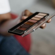 Eyeshadow Bisa Dipakai sebagai Eyeliner? Intip Tipsnya!