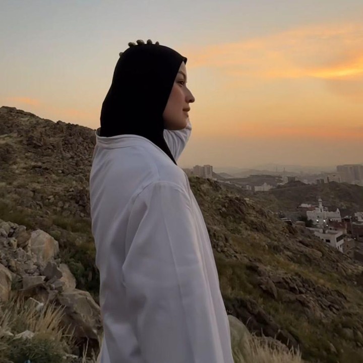 <p>Bahkan, tak sedikit netizen yang menuliskan pujian di kolom komentarnya, lho, Bunda. "MasyaAllah kak Kimberly, tetap istiqomah yah kak," tulis akun <em>@emi****.</em> "MasyaAllah Allahuma baarik cantik banget kaa," tulis akun <em>@endahpermatasa****.</em> (Foto: Instagram@kimbrlyryder)</p>