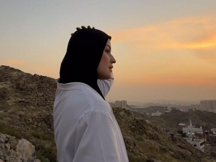 5 Potret Kimberly Ryder Ibadah Umrah, Anggun Berbalut Hijab