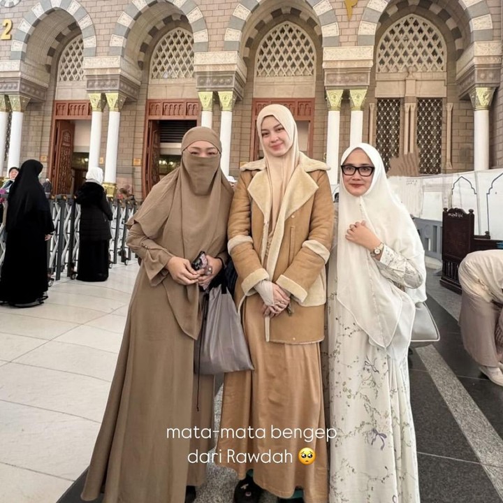 <p>Tak hanya itu, Kimberly pun kerap menceritakan pengalaman singkatnya dalam perjalanan umrah itu, seperti saat mengunjungi Raudhah. "Walaupun lagi SUSAH BGT dapat slot saat itu karena Raudhah udah tutup beberapa hari tapi benar-benar diusahakan untuk dapat slot. Alhamdulillah. Mata-mata bengep dari Raudhah," tulis Kimberly. (Foto: Instagram@kimbrlyryder)</p>