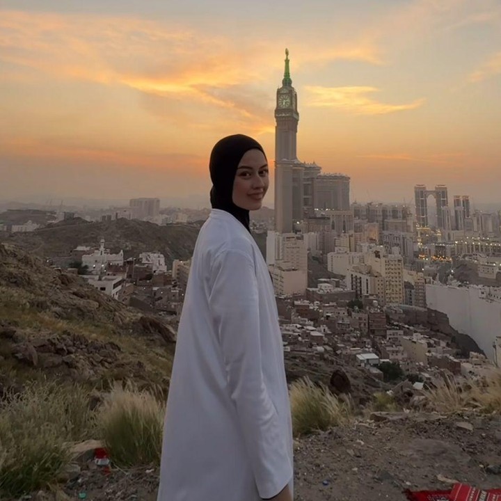 <p>Pada salah satu <em>postingan</em>-nya, Kimberly terlihat memesona ketika memperlihatkan suasana azan Magrib di Makkah yang begitu. "Azan Maghrib terakhir selama disini. Sekenceng itu adzannya," tulis Kimberly, dikutip dari laman <em>Instagram@kimbrlyryder,</em> Senin (3/2/2025). (Foto: Instagram@kimbrlyryder)</p>