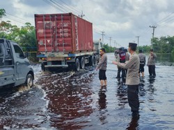 Banjir di Jalintim Pelalawan Surut, Lalu Lintas Dibuka 2 Arah