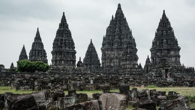 Panitia Acara 'Prambanan Bersholawat' Minta Maaf, Janji Pindah Lokasi Panitia kegiatan 'Pelopor Kebangsaan - Prambanan Bersholawat' meminta maaf atas selebaran acara yang menimbulkan polemik di media sosial.