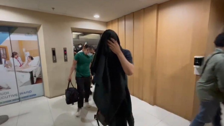 Momen polisi menggerebek pesta seks sesama jenis laki-laki atau gay di sebuah kamar hotel di kawasan Rasuna Said, Kuningan, Jakarta Selatan. (dok istimewa). Momen polisi menggerebek pesta seks sesama jenis laki-laki atau gay di sebuah kamar hotel di kawasan Rasuna Said, Kuningan, Jakarta Selatan. (dok istimewa).